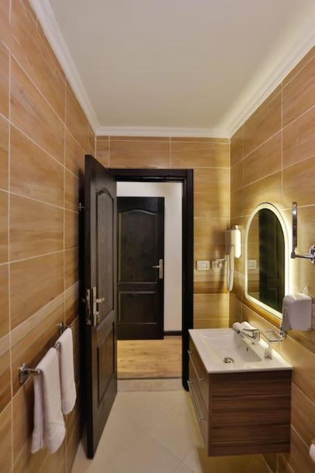 Parkside Boutique 3 Bbr Serviced Apartment - Ocean Blue - Near Airport Каир Экстерьер фото